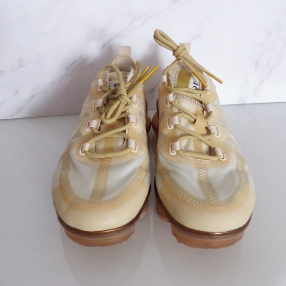 NIKE WMNS AIR VAPORMAX 2019 CREAM/SAIL-LIGHT BONE AR6632-101 - Picture 2 of 10